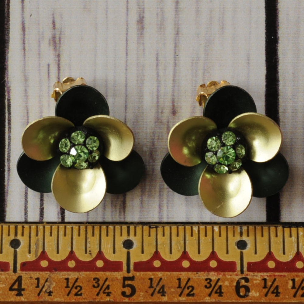 SOLD vintage green rhinestone flower clip earrings - Picture 4 of 8